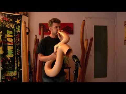 Zalem Delarbre tests a D/Ré (Anau) by Ujazi Didgeridoo