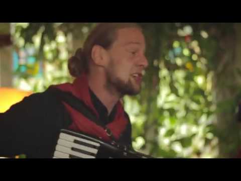 NoNo & the SinkingShip and J.R. Bathoorn - Son ar Christr / Was wollen wir trinken (en vivo)