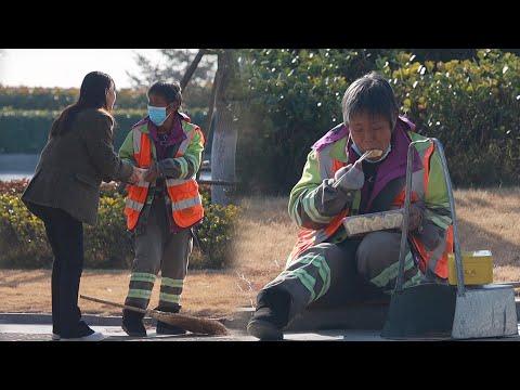 “我捨不得吃！”當環衛工人收到陌生人送的餃子，他們的反應讓人淚目