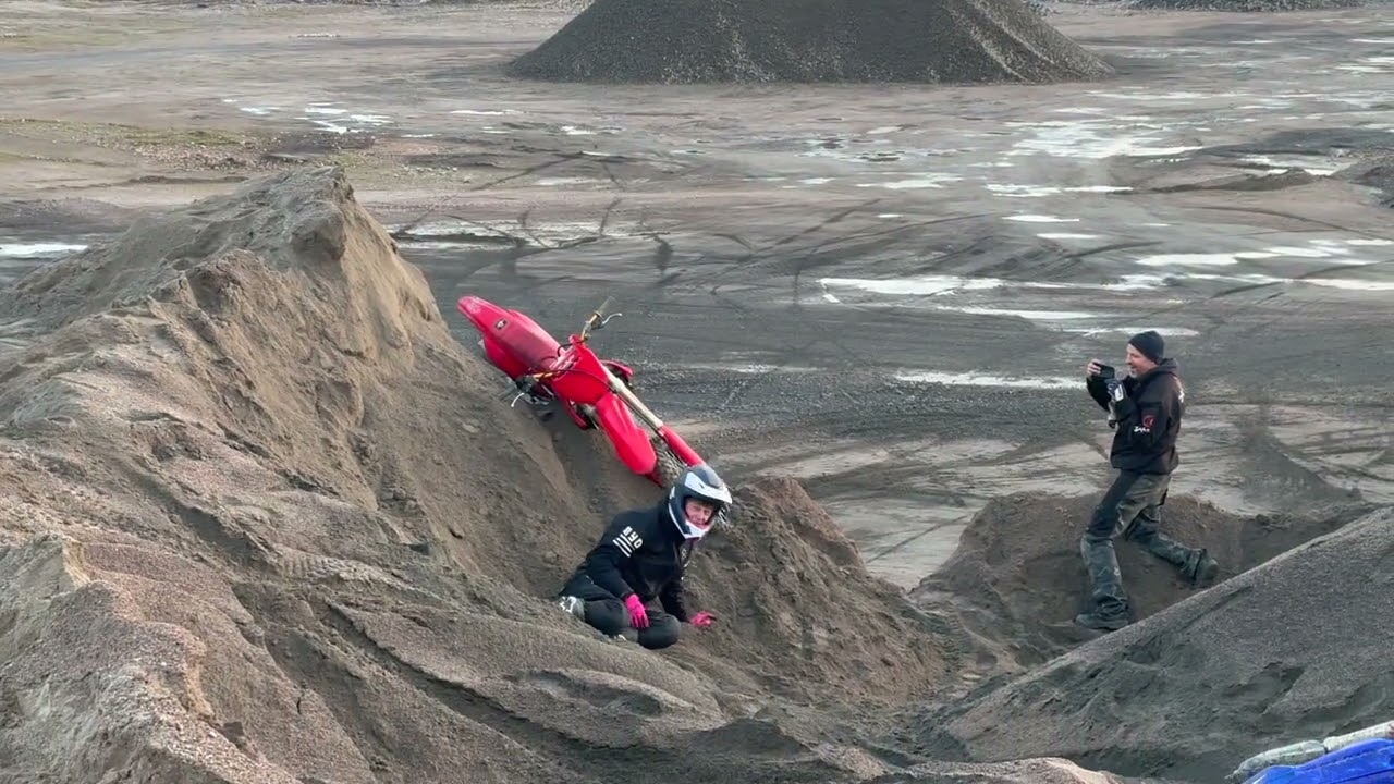 CRASHING DIRTBIKES IN THE GRAVELPIT