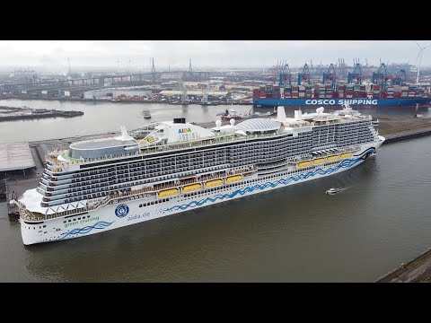 AIDAnova zum ersten mal im Hamburger Hafen am 13.12.21