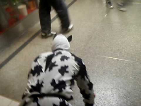 Robban Andersson åker rulltrappa