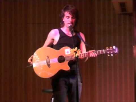 Agudélico - presenta a su guitarra