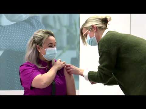 COVID-19のショットを取得するためにオランダで最初の看護師 (Nurse first in the Netherlands to get COVID-19 shot)
