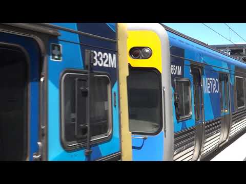 Comeng Train - Arriving Laverton Station (Metro Trains Melbourne)