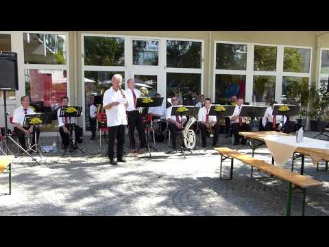 Franz Pennauer begrüsst die Gäste - Kurkonzert mit der Blaskapelle HORAVANKA