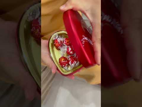How many pieces inside this Lindt Lindor heart shape tin? #chocolate #gift #heart