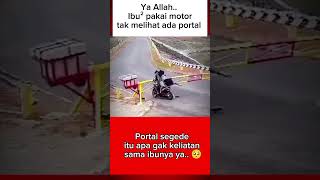 Download lagu Ibu-ibu tabrak portal yang jelas-jelas sedang tertutup #fypshorts #kecelakaan mp3
