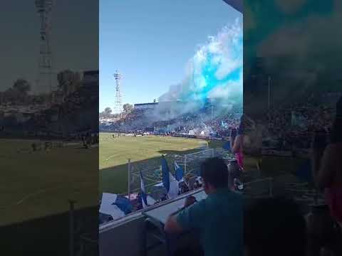 "ENORME recibimiento de los hinchas de GODOY CRUZ" Barra: La Banda del Expreso &bull; Club: Godoy Cruz
