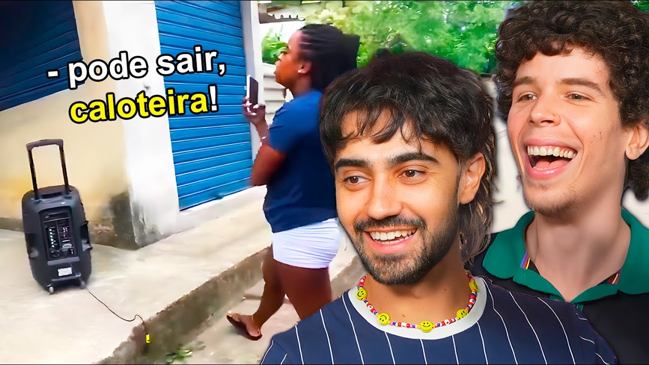 mulher cobra caloteira com caixa de som e panfletos kkkk