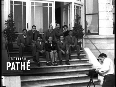 Swimmers Here For Daily Mail Prize Contest   (1950)