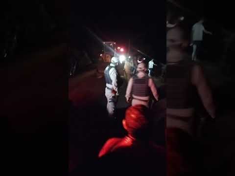 Tragédia em Lucrécia: motociclista morre e carro cai em açude durante tentativa de desvio.