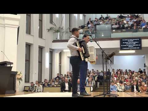 Familia Puha-Se simte ,se simte aicia bucuria