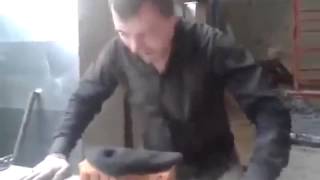 Download lagu Un ouvrier russe casse des briques avec sa tête mp3 Download lagu Un ouvrier russe casse des briques avec sa tête mp3