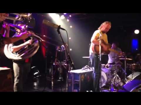 La foule/Bernard Adamus