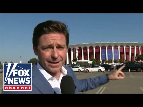 福克斯新聞參加了坎耶-韋斯特的週日教堂儀式。 (Fox News attends Kanye West's Sunday church service)