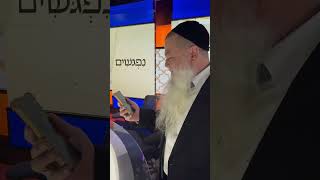 הרב יגאל כהן בשיחה עם זוכה האח הגדול - יובל לוי (ארגון ענפים) - התמונה מוצגת ישירות מתוך אתר האינטרנט יוטיוב. זכויות היוצרים בתמונה שייכות ליוצרה. קישור קרדיט למקור התוכן נמצא בתוך דף הסרטון