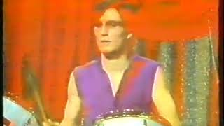 LOS NIKIS   Saturno es aburrido