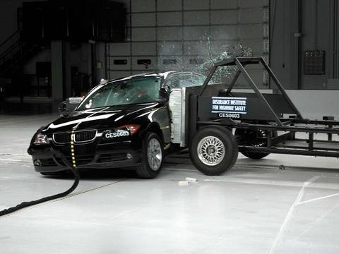 2006 BMW 3 series side IIHS crash test