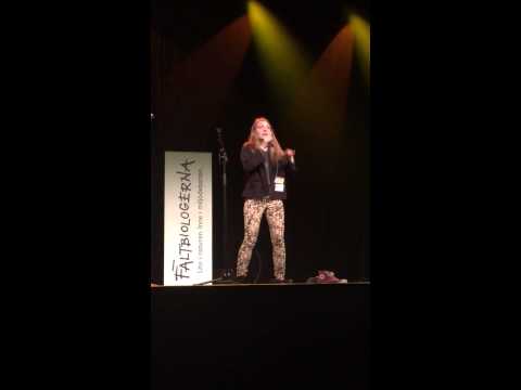 Sara Vikström Olsson rappar om Ojnareskogen