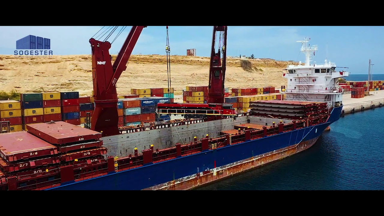 Descarga das locomotivas do CFM, no Porto do Namibe.