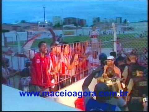 Após eliminação, Celso Teixeira pula o muro para acalmar torcida do CRB