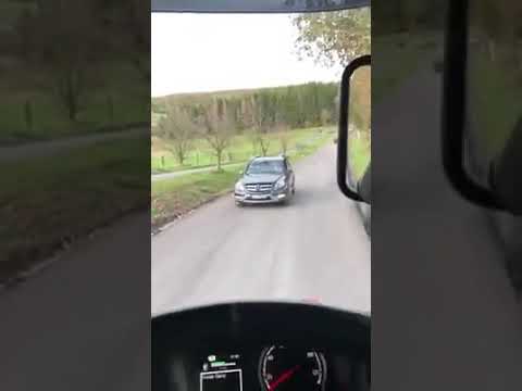 WOMAN IS UNABLE TO DRIVE BACKWARDS | FRAU FÄHRT OHNE SICH UMZUDREHEN RÜCKWÄRTS