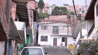 preview picture of video 'Barrio La Cascada, Medellín [Sala de Reacción]'