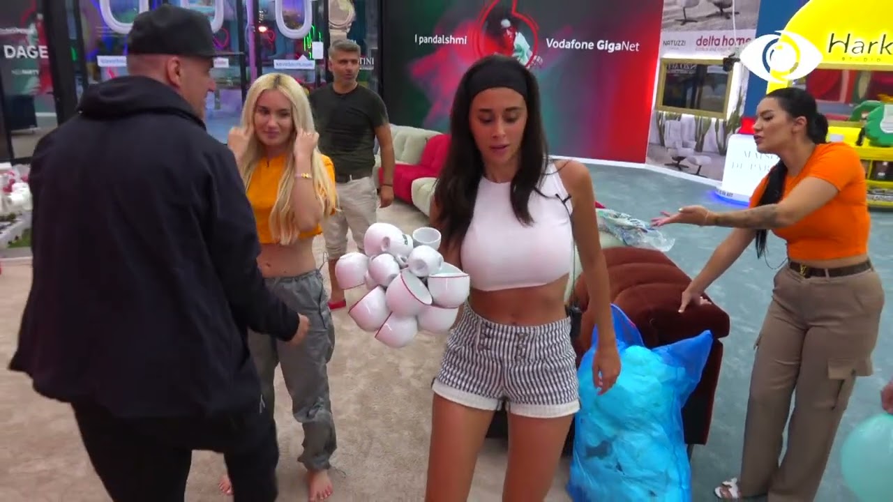 Rekordet Guinness/ Jori mban 22 filxhanë në dorë