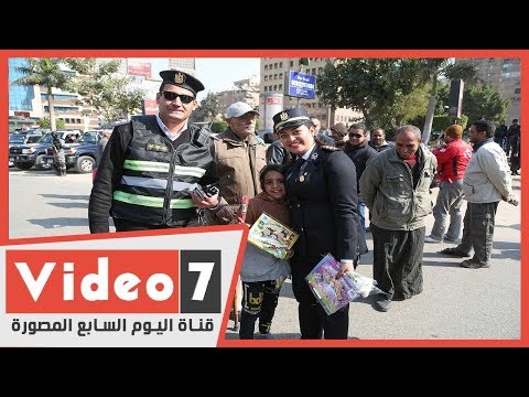 أمن الجيزة يحتفل بعيد الشرطة بتوزيع الحلوى والورود على المواطنين