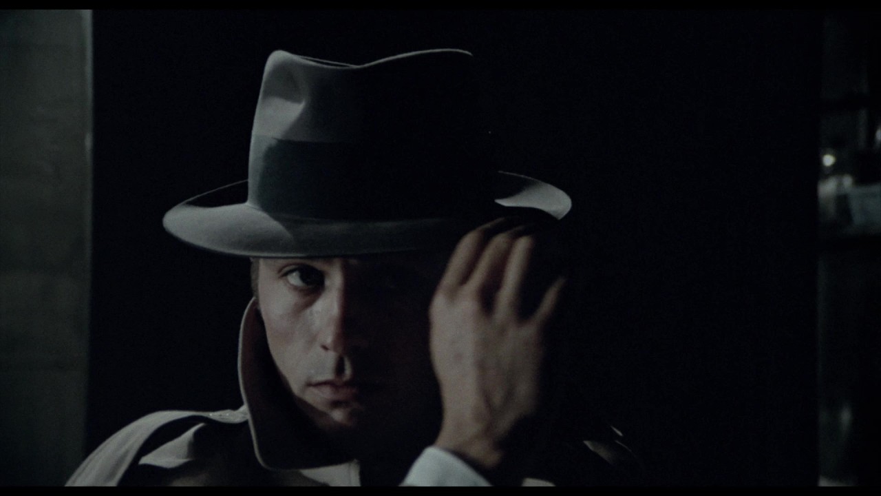 「メルヴィル・ブルー」と呼ばれる青く冷徹な映像美　アラン・ドロン主演の伝説的ノワール『サムライ』4K版より本編冒頭映像