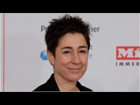 Dunja Hayali wird von einer Zuschauerin bedrängt