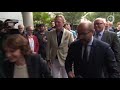 Burgemeester Marcouch overhandigt het Arnhemse bidbook voor het Songfestival in Hilversum