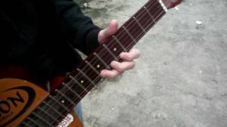 preview picture of video 'Vândalos quebrando um violão'