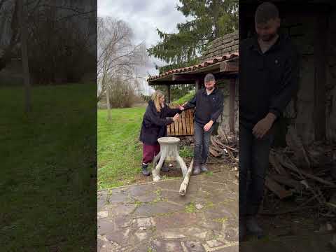 Mi voleva aiutare a tagliare la legna😅🤣🙈#funny #comedy #vitadicoppia #humor #risate #videoviral￼