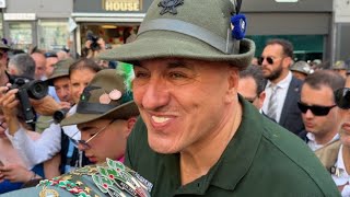 Gli alpini cantano "Tu vuò fà l'americano" a Crosetto: «Il ministro bello e bravo»