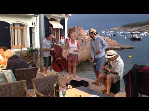 Scatting by the sea - Georgie with Manu and Co