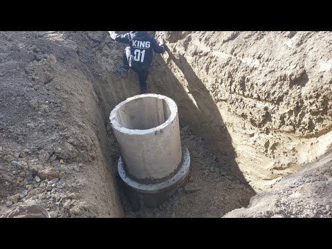 Kopiemy studnie na kręgi, różdżkaż znowu się pomylił:) pracę na działce