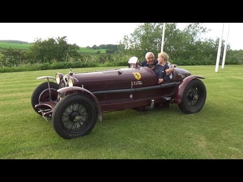 Alfa Romeo 8C Monza 1932. Crazy engine sounds!
