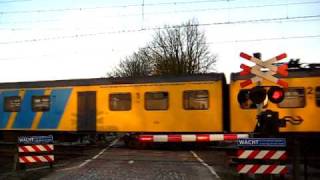 preview picture of video 'NS Stoptrein towards Roosendaal passing Schenkeldijk level crossing.'