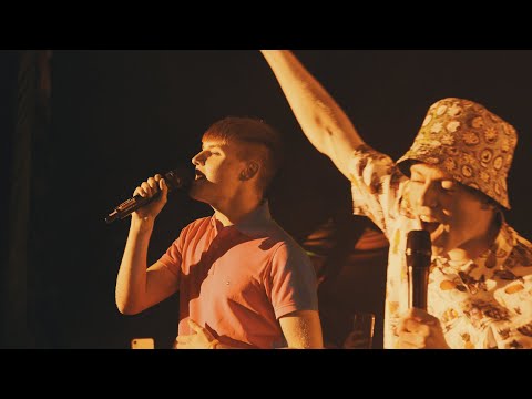 Oasis - Chomh hlontach le hAingeal - Don't Look Back In Anger