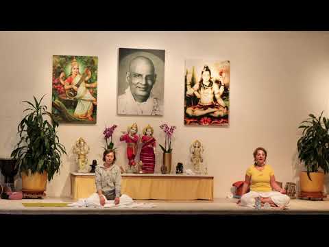 Yoga "Herzensweg" mit Karunamayi  - Yoga Vidya Mittelstufe Live - 16:15 Uhr 19.08.2021