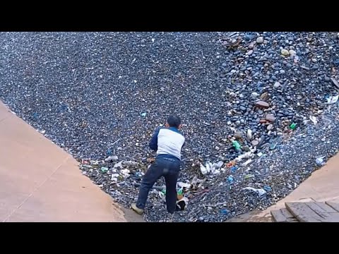 Barge unloading cobbstone , this time the shipment contained a lot of trash - Video relaxing