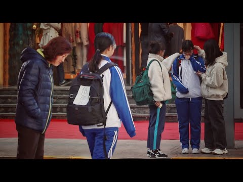 女生身後貼侮辱紙條，路人看到後對她這樣說......