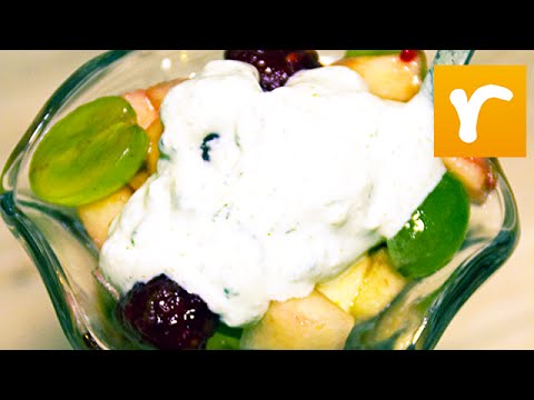 Efterrätt: Blandad fruktsallad toppad med yoghurt och mynta - Halv åtta hos mig (TV4)