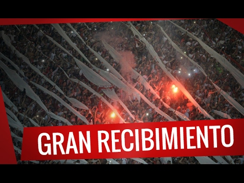 "Gran recibimiento en la Supercopa" Barra: Los Borrachos del Tablón • Club: River Plate