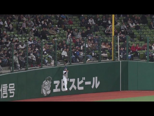 【8回表】ボールは離さない!! ライオンズ・金子侑司 フェンスにぶつかりながら好捕!!  2024年4月10日 埼玉西武ライオンズ 対 千葉ロッテマリーンズ