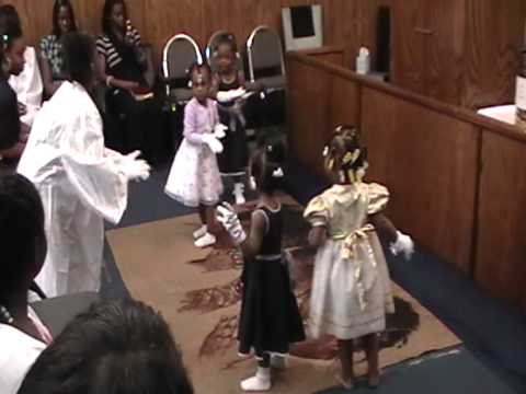 Shari Demby praise dance by Makaila Shakirstine ChuTayveia Ariel and Chutayzelynn.MOD