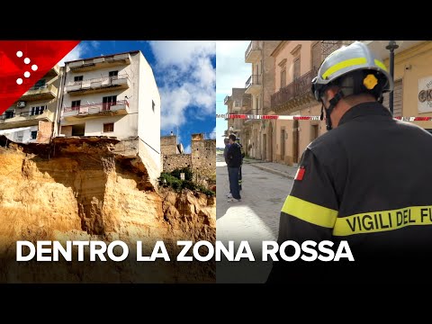 Frana Niscemi, dentro la zona rossa insieme ai vigili del fuoco nell'area dove tutto sta crollando