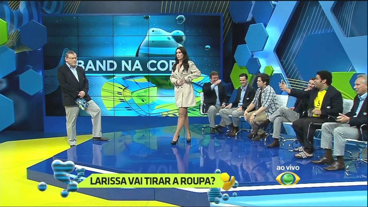 Larissa Erthal cumpre promessa e tira a roupa no programa ao vivo